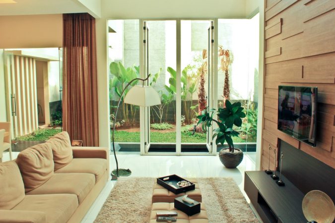 ruang keluarga minimalis tema tropis