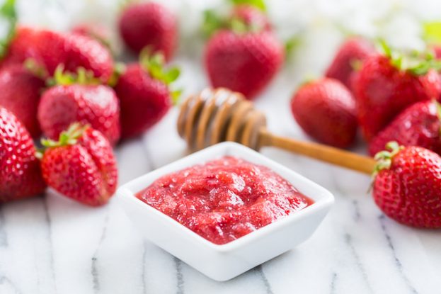 manfaat masker buah strawberry